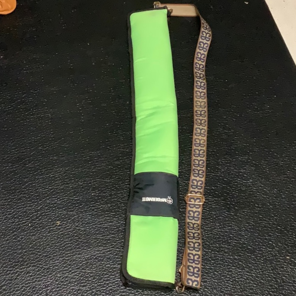 McDERMOTT Deluxe Pool Cue Nylon Padded bag with a nice  replacement strap.